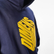 Gros plan sur une personnalisation imprimée de grande dimension positionnée sur le devant d'un sweat à capuche oversize bleu mar Gros plan sur une personnalisation imprimée de grande dimension positionnée sur le devant d'un sweat à capuche oversize bleu mar