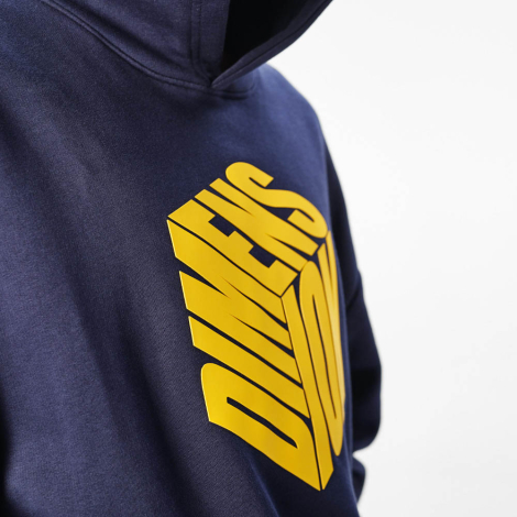 Gros plan sur une personnalisation imprimée de grande dimension positionnée sur le devant d'un sweat à capuche oversize bleu mar