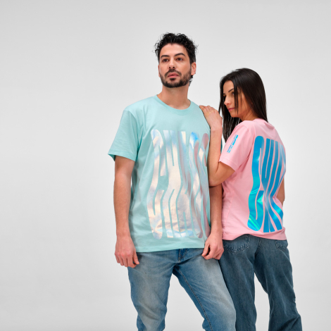Homme et femme portant des t-shirts personnalisés, avec une grande impression sur le devant du modèle bleu clair et une grande i
