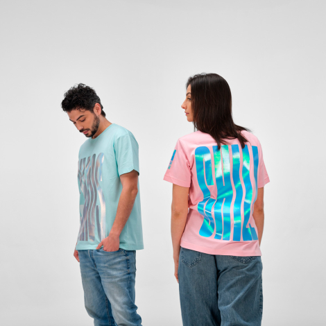 Homme de profil portant un t-shirt bleu clair avec une grande personnalisation sur le devant, aux côtés d'une femme de dos porta