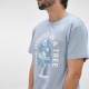 Homme portant un t-shirt bleu clair avec une grande personnalisation imprimée sur le devant. Homme portant un t-shirt bleu clair avec une grande personnalisation imprimée sur le devant.