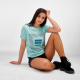 Femme portant un t-shirt bleu clair avec une grande personnalisation graphique imprimée sur le devant. Femme portant un t-shirt bleu clair avec une grande personnalisation graphique imprimée sur le devant.