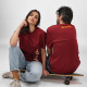 Femme et homme portant des t-shirts bordeaux, avec personnalisation verticale sur le devant du t-shirt femme et personnalisation