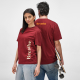 Femme et homme portant des t-shirts bordeaux, avec personnalisation verticale sur le devant du t-shirt femme et personnalisation