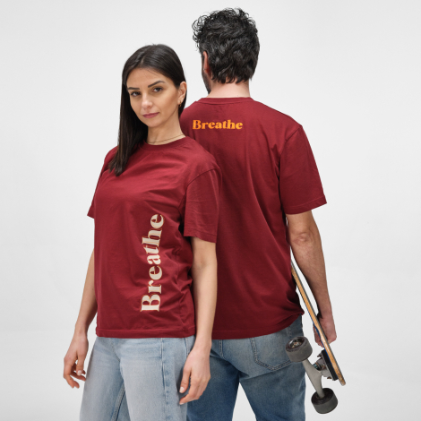 Femme et homme portant des t-shirts bordeaux, avec personnalisation verticale sur le devant du t-shirt femme et personnalisation