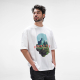 Homme portant un t-shirt oversize blanc avec une grande personnalisation graphique imprimée sur le devant. Homme portant un t-shirt oversize blanc avec une grande personnalisation graphique imprimée sur le devant.