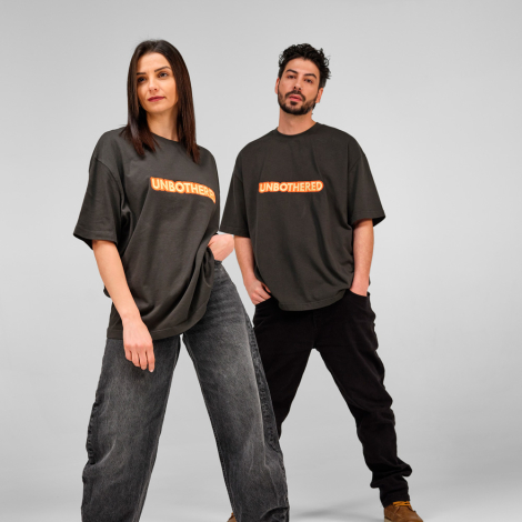 Femme et homme portant des t-shirts oversize noirs avec une personnalisation imprimée au centre de la poitrine.