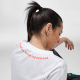 Gros plan du dos d'une femme portant un t-shirt blanc avec une personnalisation imprimée au niveau du col dos. Gros plan du dos d'une femme portant un t-shirt blanc avec une personnalisation imprimée au niveau du col dos.
