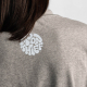 Gros plan du haut du dos d'un t-shirt gris avec une personnalisation imprimée sous le col. Gros plan du haut du dos d'un t-shirt gris avec une personnalisation imprimée sous le col.