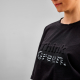 Gros plan d'une personnalisation en relief associée à une impression graphique sur un t-shirt noir. Gros plan d'une personnalisation en relief associée à une impression graphique sur un t-shirt noir.