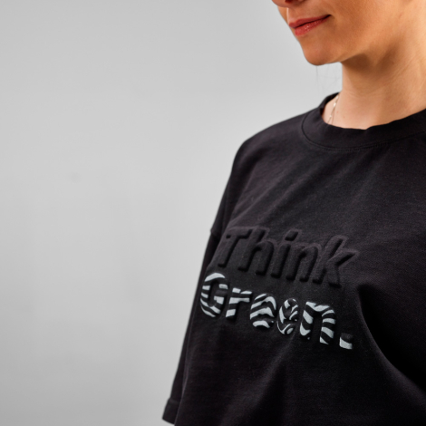 Gros plan d'une personnalisation en relief associée à une impression graphique sur un t-shirt noir.