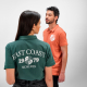 Femme de dos portant un polo vert avec une grande personnalisation imprimée dans le dos, aux côtés d'un homme portant un polo co Femme de dos portant un polo vert avec une grande personnalisation imprimée dans le dos, aux côtés d'un homme portant un polo co