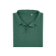 Polo unisexe vert plié avec le col et la patte de boutonnage visibles, sans personnalisation apparente. Polo unisexe vert plié avec le col et la patte de boutonnage visibles, sans personnalisation apparente.