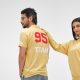 Homme portant un polo jaune avec une grande personnalisation imprimée dans le dos et un marquage sur la manche gauche. Homme portant un polo jaune avec une grande personnalisation imprimée dans le dos et un marquage sur la manche gauche.