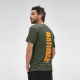 Homme vu de trois quarts dos portant un t-shirt vert avec une grande personnalisation verticale imprimée au centre du dos. Homme vu de trois quarts dos portant un t-shirt vert avec une grande personnalisation verticale imprimée au centre du dos.