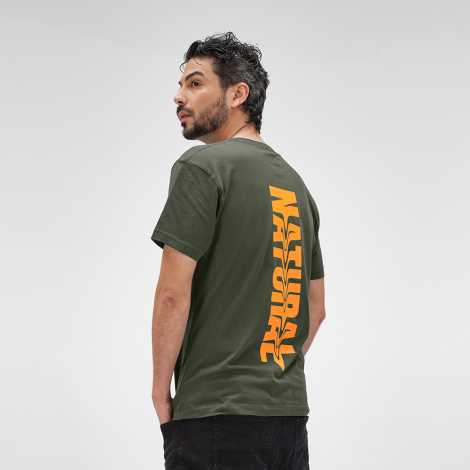 Homme vu de trois quarts dos portant un t-shirt vert avec une grande personnalisation verticale imprimée au centre du dos.