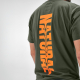 Gros plan du dos d'un t-shirt vert mettant en valeur une grande personnalisation verticale imprimée au centre du dos. Gros plan du dos d'un t-shirt vert mettant en valeur une grande personnalisation verticale imprimée au centre du dos.
