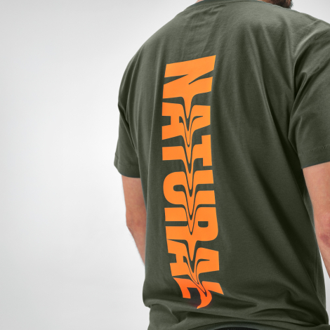 Gros plan du dos d'un t-shirt vert mettant en valeur une grande personnalisation verticale imprimée au centre du dos.