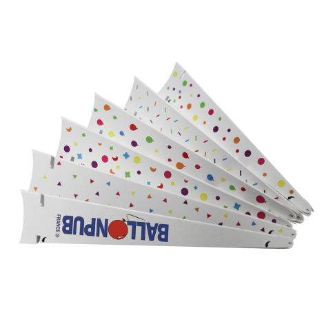 Ensemble de plusieurs porte-ballons blancs en forme de cornet, disposés en éventail et présentant différents motifs imprimés, sa